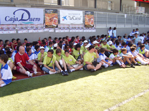 Alumnos del campus y jóvenes de AVIVA esperando la llegada de Vicente del Bosque.